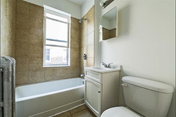 8251 S Ellis Ave Apartments Chicago Bathroom